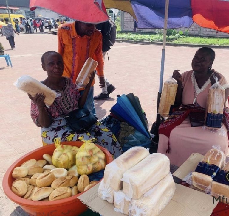 La vie des femmes commerçantes aux abords des asphaltes à Kinshasa.