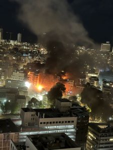 Fumée dense et bâtiments endommagés à Téhéran après des frappes aériennes menées par les États-Unis et Israël