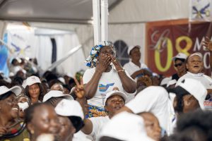 L’assistance applaudit pendant l’intervention de la Première Dame Denise Nyakeru Tshisekedi lors d’un culte œcuménique à Kinshasa à l’occasion de la Journée internationale des droits des femmes