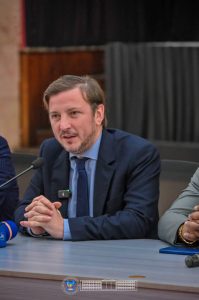 Aurélien Taché prenant la parole à l’Assemblée nationale de la RDC lors d’une séance sur le partenariat RDC–France et la Francophonie.