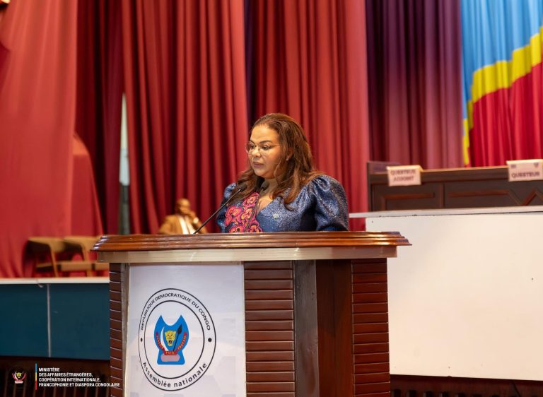 Assemblée nationale : Thérèse Kayikwamba Wagner annonce l’activation de lignes d’urgence et le renforcement de l’assistance consulaire après les agressions de quatre Congolais en Afrique du Sud