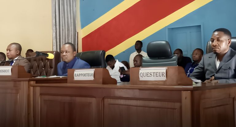 Maniema : l’ensemble du bureau de l’Assemblée provinciale visé par des pétitions après l’interpellation du gouverneur