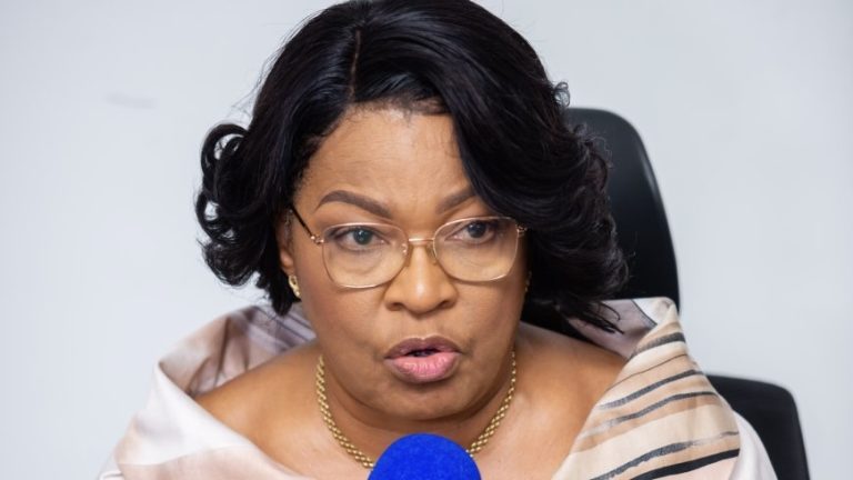 La ministre du Portefeuille suspend pour trois mois la DG de la Congolaise des Voies Maritimes Jeanne Blondine Kawanda Walom, une enquête administrative ouverte