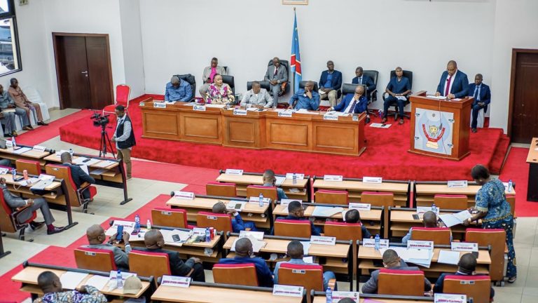 Contrôle parlementaire à Kinshasa : le dossier des routes conduit à l’interpellation du ministre des Infrastructures