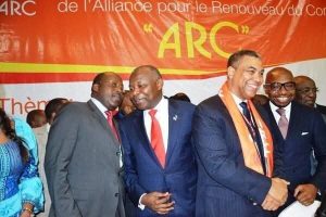 Olivier Kamitatu porte les couleurs de l’Alliance pour le Renouveau du Congo (ARC), entouré de plusieurs responsables politiques du parti.