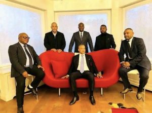 Olivier Kamitatu aux côtés de Moïse Katumbi et d’autres responsables politiques d’Ensemble pour la République lors d’une rencontre politique.