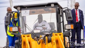 Félix Tshisekedi à bord d’un engin lors du lancement des travaux du boulevard Étienne Tshisekedi à Kinshasa.