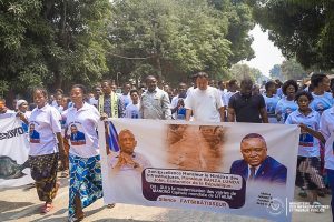 Maître Tyty Mawete Ma Longidika marche dans les rues de Manono au milieu d’une foule en liesse lors de sa mission d’identification des axes prioritaires à moderniser.